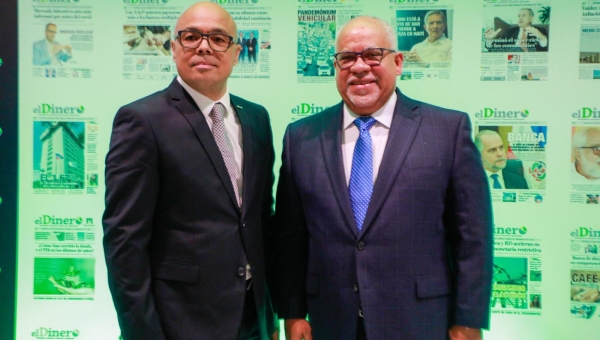 Director Promipyme Fabricio Gómez Mazara asiste aniversario periódico El Dinero